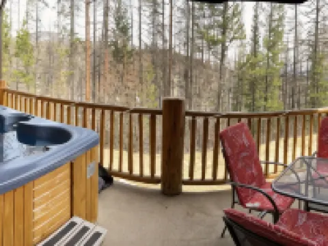 Newly redecorated condo right on the ski hill with private hot tub. 金伯利酒店