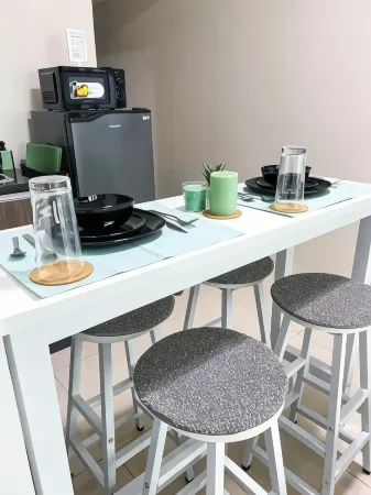 Modern and Homely Condo in Shaw Boulevard Отели рядом с достопримечательностью «Lee Gardens»