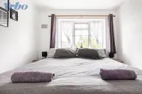 Luxury Apartment For Short Lets and Serviced Accommodation Epsom with Parking Hotels in Epsom