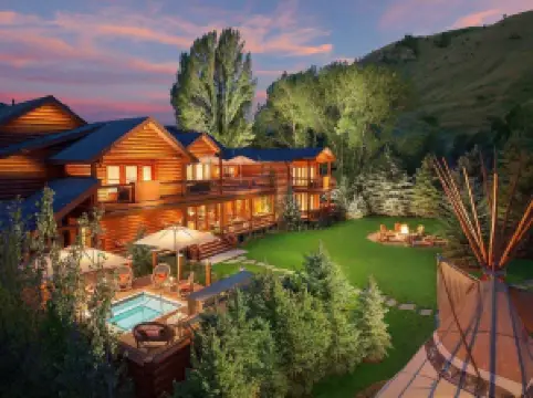 Rustic Inn Creekside