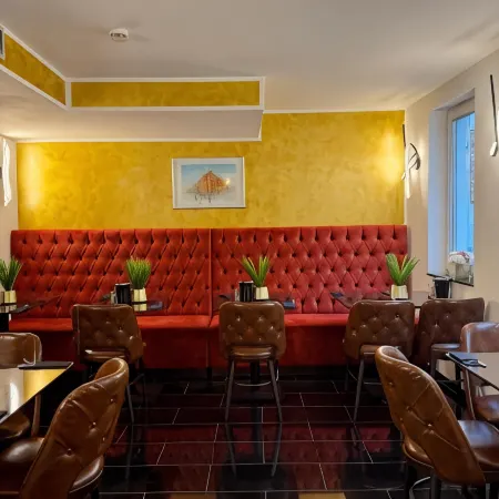 Alpha & Omega Hotel Отели рядом с достопримечательностью «Цуффенхаузен»