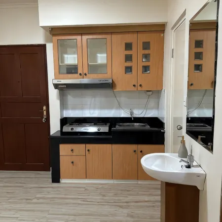 The Amber Suite near Central Park Mall Jakarta Отели рядом с достопримечательностью «Университет Таруманагара»
