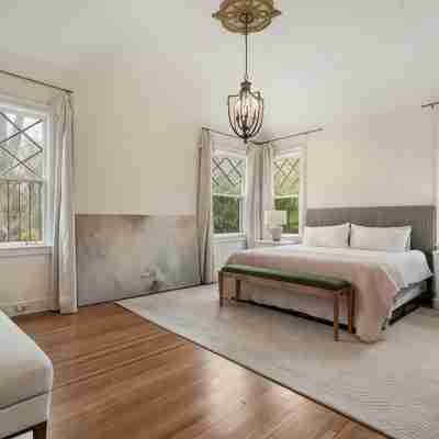 Stunning 3 bed, 3 bath house [sleeps 8] in Midtown, 2min drive to Rhodes College Rooms