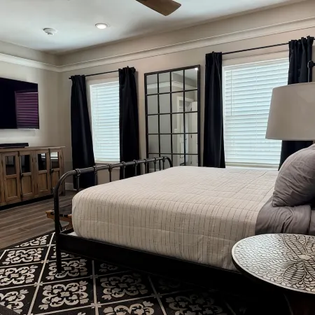 NEW Penthouse on the River-4 BR Corner Condo with Iconic Gruene Tower Views