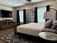 NEW Penthouse on the River-4 BR Corner Condo with Iconic Gruene Tower Views
