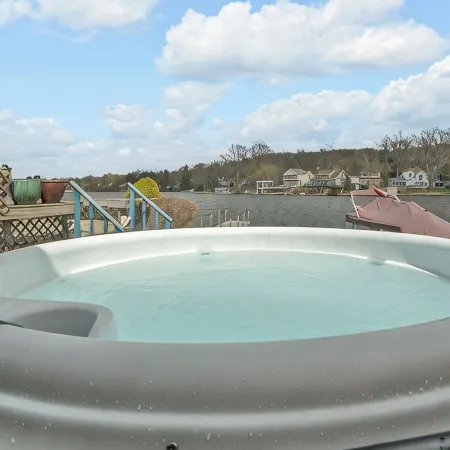 Portage Lakes Retreat - 3 BR Lakefront Home with Hot Tub