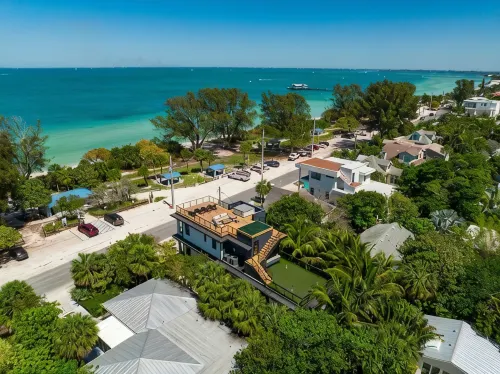 Luxury Beachfront Home! Steps to Beach and Shopping and Sweeping Bay Views! - 무료 와이파이