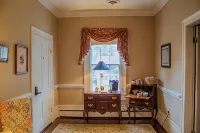 The Camelia Room - Private studio w/ Ensuite Bath in Historic Downtown Home - Wifi