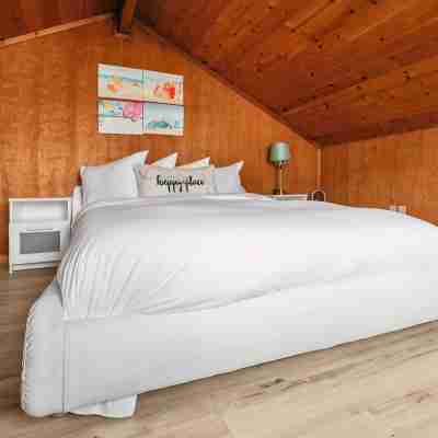 Cozy Seaside Cottage • Walk to Beach • Fenced Yard Rooms