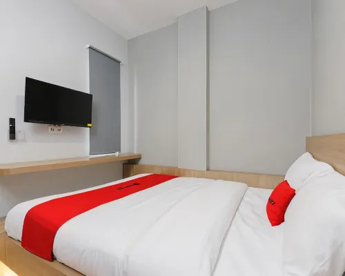 RedDoorz Plus @ Kedaton Lampung Hotels in Kedaton