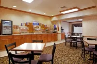 Baymont by Wyndham Galesburg - parking