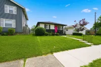 King Bed, Fenced Yard, Parking, TV’s in All Rooms! Near Parks