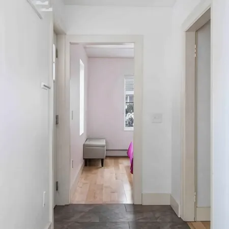 Petite+Perfect Modern Pad: parking+laundry+yard