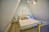 New A-Frame Cabin by Des Moines: Milkweed theme - 3-Star