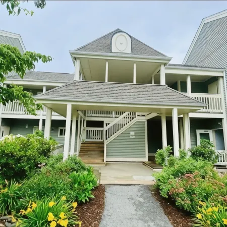Stylish 2nd floor Ocean Edge condo