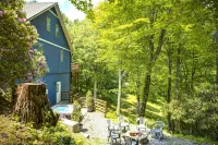 On 7 Acres, Sleeps 16, Huge Gameroom, Hot Tub, Near Slopes