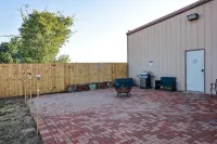 Buffalo airport Fly Inn. 2 bedroom inside a airplane hangar!