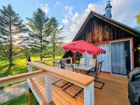 Cozy cabin >> Hottub, WiFi, AC. Easy access to outdoors activities year around