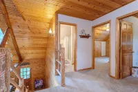 Cozy 3-bedroom cabin with WiFi and AC in tranquil Greenwood