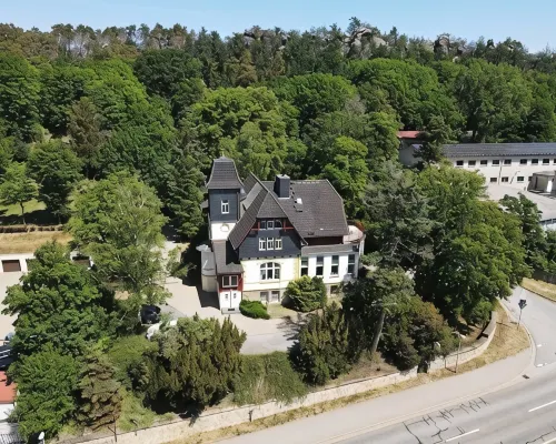 Historic villa from the Wilhelminian era with park-like property in the Harz Mountains Hotels in Blankenburg
