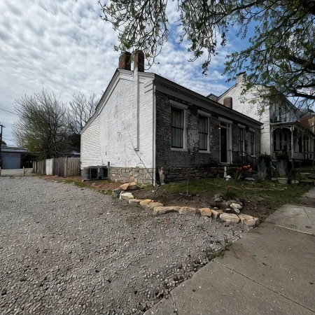 Historic brick 2-bedroom house in downtown Hannibal with off street parking WiFi