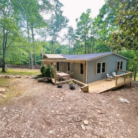 "Retro Retreat" Lakefront House
