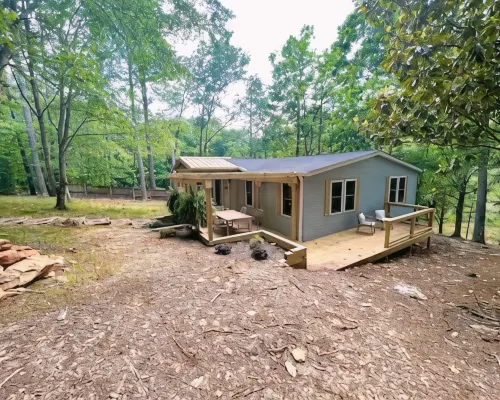 "Retro Retreat" Lakefront House Hotels in Bracey