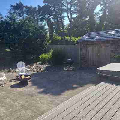 Hot tub-Fireplace-Walk to Beach-Firepit-Fenced Yard-Sleeps 8. Pet Friendly! Hotel Exterior