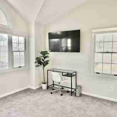 Modern & Charming 2-bedroom Home Minutes from Downtown! Others