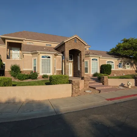 4-bedroom house with Pool, WiFi and AC close to Lake Powell and Antelope Canyon.
