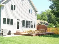 Unique Family Rental on Lake Champlain, NYLife is Good" Hotel di Champlain