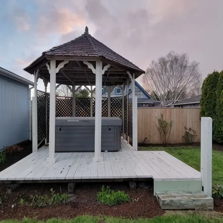 Newly Renovated, Private Backyard with Hot Tub
