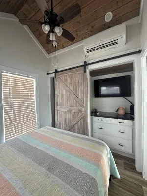 Tiny Lakeside Retreat, sleeps 8. On Lake Norman for all the lake fun! - Alphydda