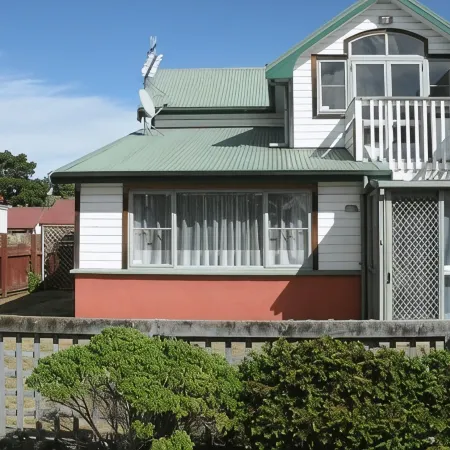 Riverside Townhouse with room for all the family, great location & WIFI