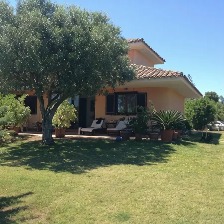 Villa with large garden just a few minutes from the sea, large garden