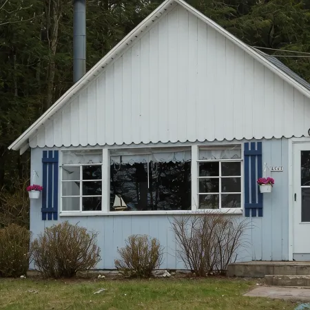 Scenic Lake front cottage! Summer in Door County too good to miss!