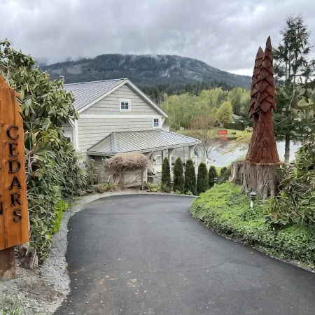 Lakefront Paradise: Private Beach, Water Sports, Stunning Sunsets, Sleeps 8