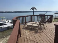 Huge Lakefront A-frame on Owasco, 4 king bedrooms, 5 bathrooms, Sleeps 10-12