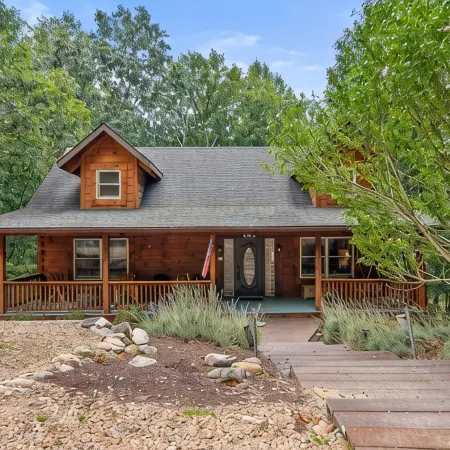 Beautiful LOG HOME-Poker & Pool Table, Xbox, Firepit,Jacuzzi tub,Week Specials!