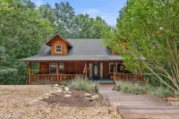 Beautiful LOG HOME-Poker & Pool Table, Xbox, Firepit,Jacuzzi tub,Week Specials!