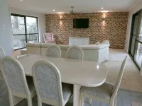 Spacious, comfortable, Pet Friendly 3-Bed House minutes from the Big Pineapple Hotels in Woombye