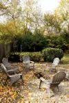 "The Homestead" UPSCALE STAY - Downtown with Yard