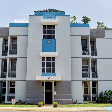 3BDR Condo, WIFI, Balcony, Parking, Pool, AC, 2 min from the Beach