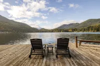 Woods and Wakes Retreat• Hot Tub & Lake Views