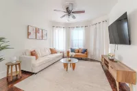 Spacious 3BDR near Harvard/5-Min Walk to Train - Davis Sq / Free Parking!
