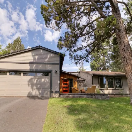 Hot Tub // Fenced Yard // AC // Pet-Friendly in Best Neighborhood in Bend