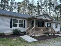 Pat's Place ~ Lovey’s at the Lake - Homestays
