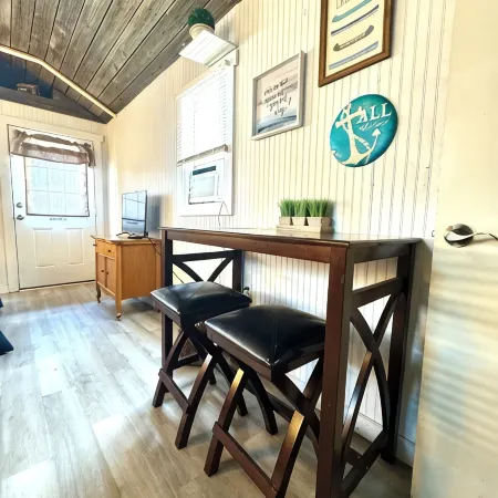 Cozy Lake Front Studio Cabin - Wifi/AC/Queen Bed/Twin Sleeper/Lake View- Cabin 3