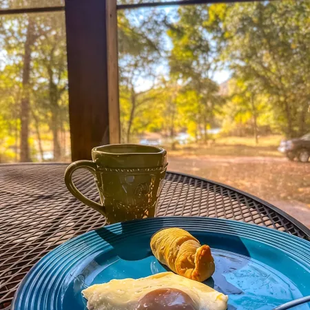 Caddo River Shack - 2 secluded acres with Kayaks and outdoor tub - Pet Friendly
