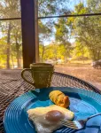 Caddo River Shack - 2 secluded acres with Kayaks and outdoor tub - Pet Friendly